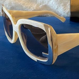 Like New! Fendi Women designer sunglasses model fs5117 130 made in Italy.